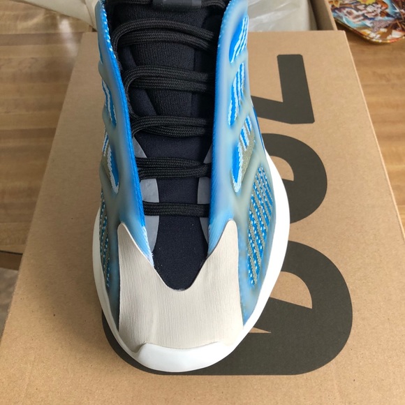 YEEZY 700 v3 size 8.5 BRAND NEW NEVER WORN!!!! - Picture 4 of 5